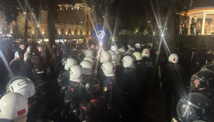 Protestuesit tentojnë të futen brenda Kuvendit, policia hedh gazlotsjellës dhe ujë me piper