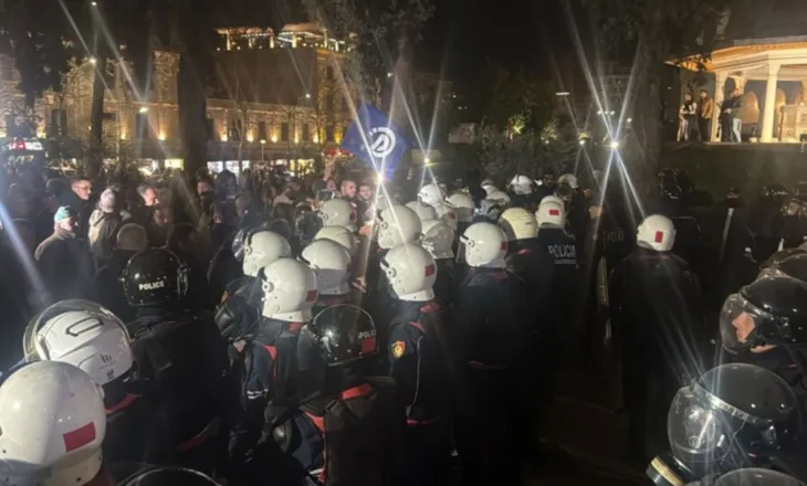 Protestuesit tentojnë të futen brenda Kuvendit, policia hedh gazlotsjellës dhe ujë me piper