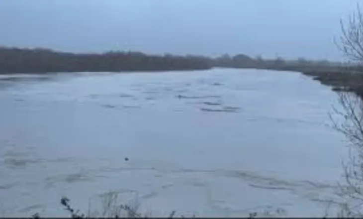 Prurjet e lumit Vjosa arrijnë pranë pikës së kuqe, shkon në nivelin 9 metra
