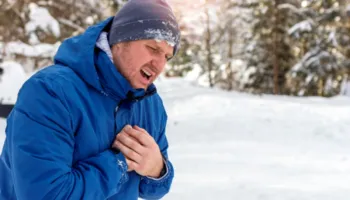 Pse dhimbja e gjoksit dhe sulmet në zemër ndodhin më shpesh gjatë muajve të dimrit?