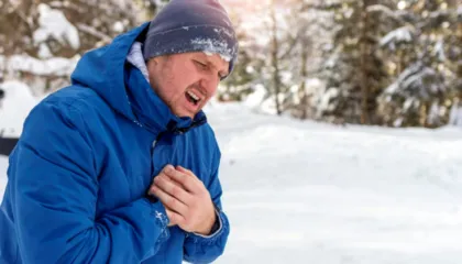 Pse dhimbja e gjoksit dhe sulmet në zemër ndodhin më shpesh gjatë muajve të dimrit?