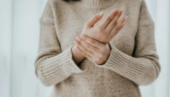 Pse dhimbja e kyçeve përkeqësohet në dimër?