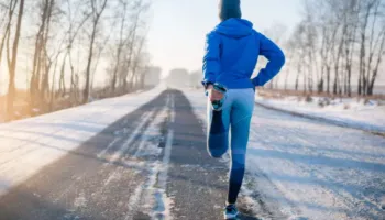 Pse duhet të dalësh për të vrapuar këtë janar: përfitimet e aktivitetit fizik në të ftohtë