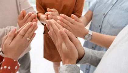 Pse Gjenerata Z po i rikthehet fesë, ja çfarë tregon studimi i ri në Mbretërinë e Bashkuar