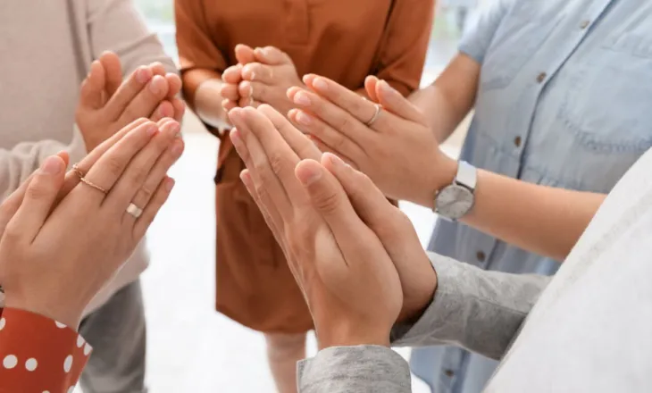 Pse Gjenerata Z po i rikthehet fesë, ja çfarë tregon studimi i ri në Mbretërinë e Bashkuar