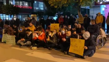 Pse protestat rrëzojnë qeveri në Evropë, por shuhen shpejt në Shqipëri?