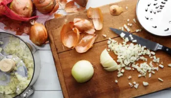 Pse qepa konsiderohet ilaç natyral për zemër, flokë dhe peshë?