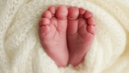 Pse të porsalindurit nuk kanë lot ose djersë?