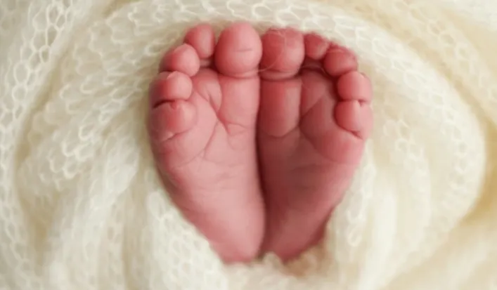 Pse të porsalindurit nuk kanë lot ose djersë?