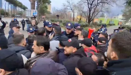 “Pse u bën foto njerëzve”/ Protestuesit e “Shqipëria Bëhet” tentojnë të çajnë kordonin e policisë, përplasje me efektivët