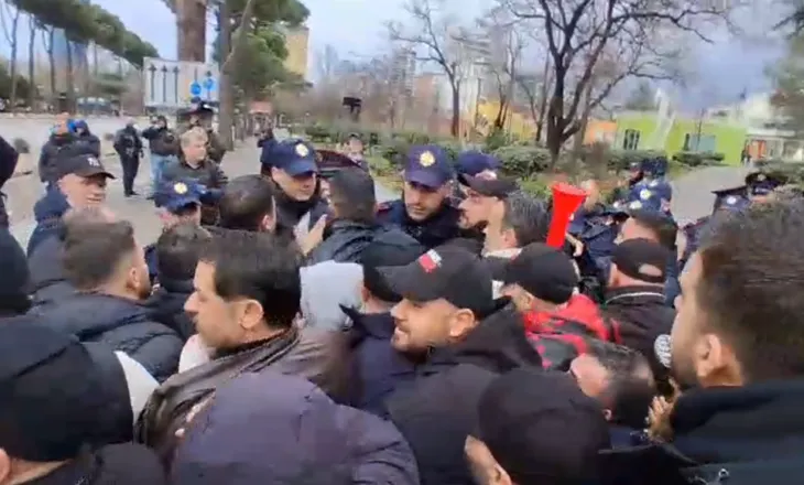 “Pse u bën foto njerëzve”/ Protestuesit e “Shqipëria Bëhet” tentojnë të çajnë kordonin e policisë, përplasje me efektivët