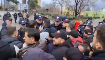 “Pse u bën foto njerëzve”/ Protestuesit e “Shqipëria Bëhet” tentojnë të çajnë kordonin e policisë