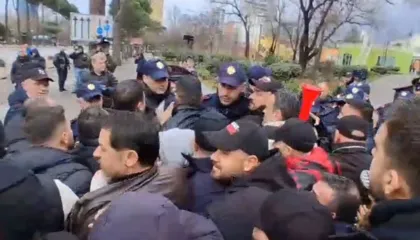 “Pse u bën foto njerëzve”/ Protestuesit e “Shqipëria Bëhet” tentojnë të çajnë kordonin e policisë