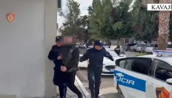 Qarkullonte nëpër qytet i armatosur, arrestohet 39-vjeçari në Kavajë, nën hetim edhe miku i tij
