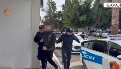 Qarkullonte nëpër qytet i armatosur, arrestohet 39-vjeçari në Kavajë, nën hetim edhe miku i tij