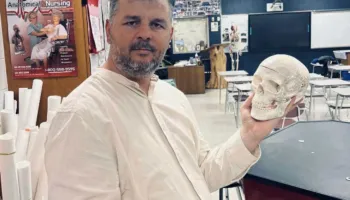 “Qeshu” poezi nga Marsel Lela