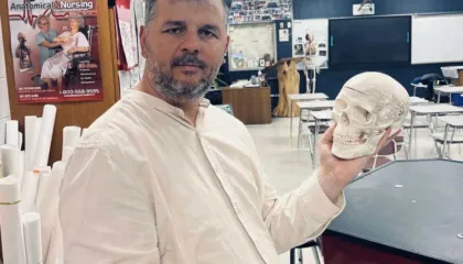 “Qeshu” poezi nga Marsel Lela