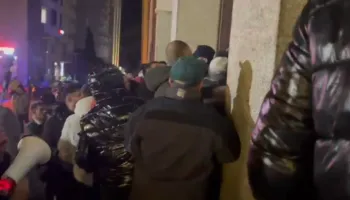 ‘Qeveri që vjedh’/ I riu shpërthen në protestën e Durrësit: Na mbyti qeveria e korrupsioni, jo shiu