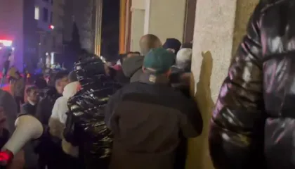 ‘Qeveri që vjedh’/ I riu shpërthen në protestën e Durrësit: Na mbyti qeveria e korrupsioni, jo shiu