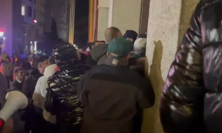 ‘Qeveri që vjedh’/ I riu shpërthen në protestën e Durrësit: Na mbyti qeveria e korrupsioni, jo shiu