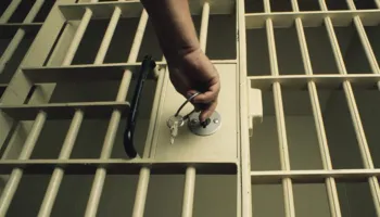 Qeveria hap burgjet/ Ministri i Drejtësisë tregon kush përfiton nga amnistia (VIDEO)