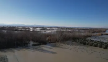 Qindra hektarë tokë bujqësore të përmbytura në Lushnjë, uji nuk largohet nga gjashtë fshatra. Banorët: Çdo e mbjellë është kalbëzuar