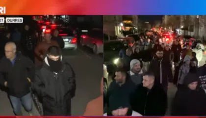 Qindra qytetarë të Durrësit protestojnë kundër Emiriana Sakos dhe qeverisë/ Pas dy orësh marshim përfundon protesta