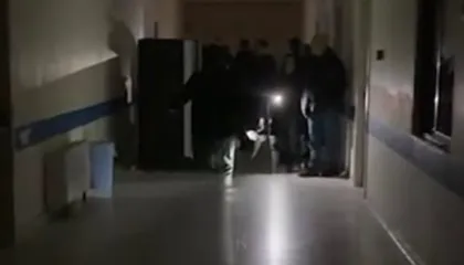 QSUT në errësirë për mbi 30 minuta! Pacientët transferohen me barela, spitali: Nuk u cenua jeta