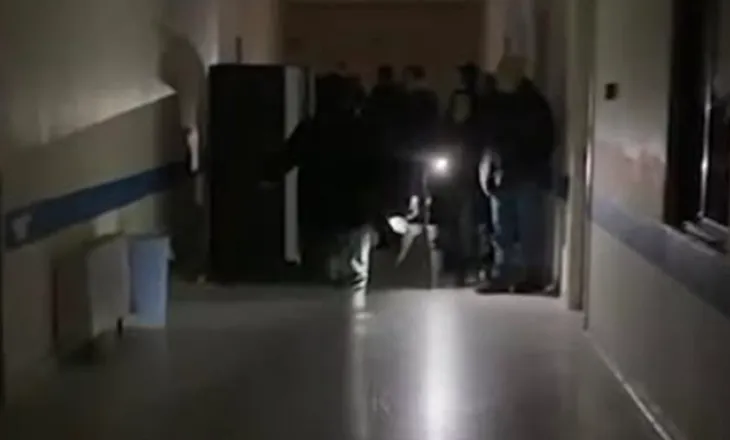 QSUT në errësirë për mbi 30 minuta! Pacientët transferohen me barela, spitali: Nuk u cenua jeta