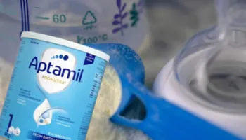 Qumështi formulë “Aptamil 1″ me baktere! AKU: Në Shqipëri u shpërndanë 276 kuti, shkakton helmim