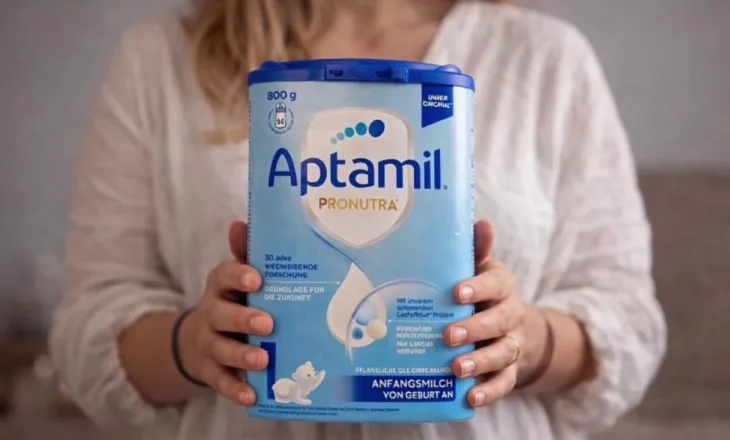 Qumështi me baktere që sjell probleme serioze për foshnjat, në Shqipëri u shpërndanë 276 kuti