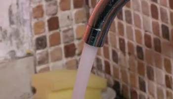 Qytetarët ankohen për klorin dhe erën e ujit në Tiranë, bashkia: Brenda normës, kujdes depozitat