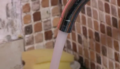 Qytetarët ankohen për klorin dhe erën e ujit në Tiranë, bashkia: Brenda normës, kujdes depozitat