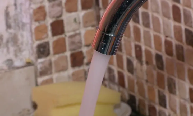 Qytetarët ankohen për klorin dhe erën e ujit në Tiranë, bashkia: Brenda normës, kujdes depozitat