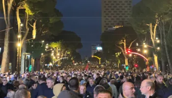 Qytetarët ndriçojnë sheshin me dritat e telefonave