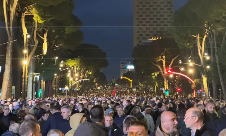 Qytetarët ndriçojnë sheshin me dritat e telefonave