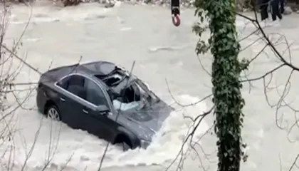 Ra me makinën që drejtonte në përrua dhe nuk e ndihmoi pasagjerin, arrestohet 24-vjeçari në Klos