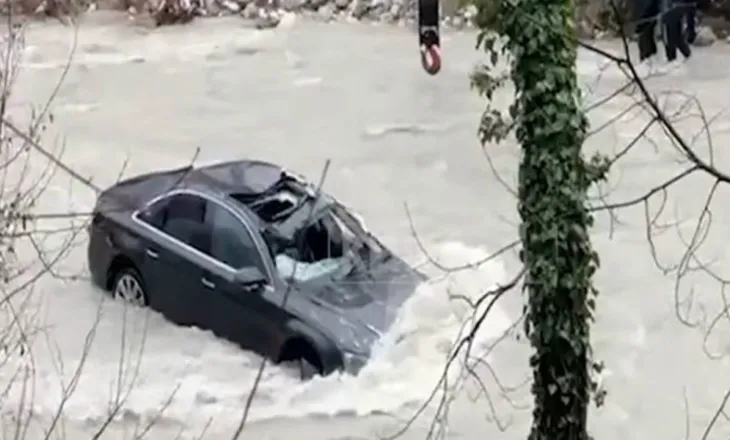 Ra me makinën që drejtonte në përrua dhe nuk e ndihmoi pasagjerin, arrestohet 24-vjeçari në Klos