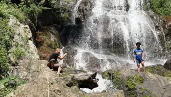 Ra nga ujëvara teksa bënte foto me të dashurën, humb jetën futbollisti 22-vjeçar