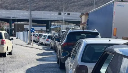 Radhë në doganën e Kapshticës, grekët vonojnë udhëtarët me të paktën një orë