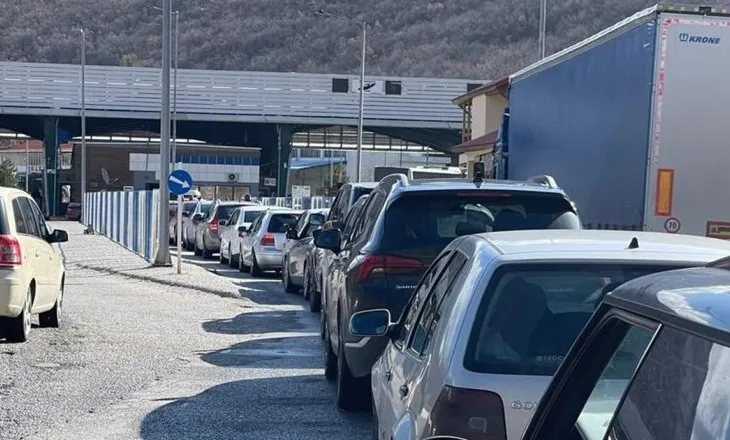 Radhë në doganën e Kapshticës, grekët vonojnë udhëtarët me të paktën një orë