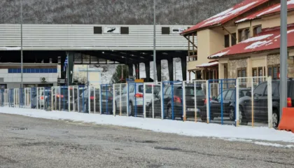 Radhë në kufirin me Greqinë, shkak vonesat nga sistemi i ri i kontrollit nga pala greke