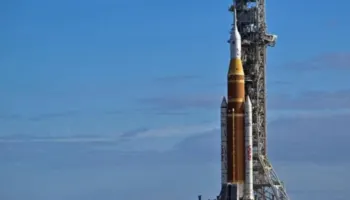 Raketa gjigante e NASA mbërrin në platformën e nisjes për misionin drejt Hënës