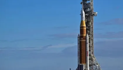 Raketa gjigante e NASA mbërrin në platformën e nisjes për misionin drejt Hënës