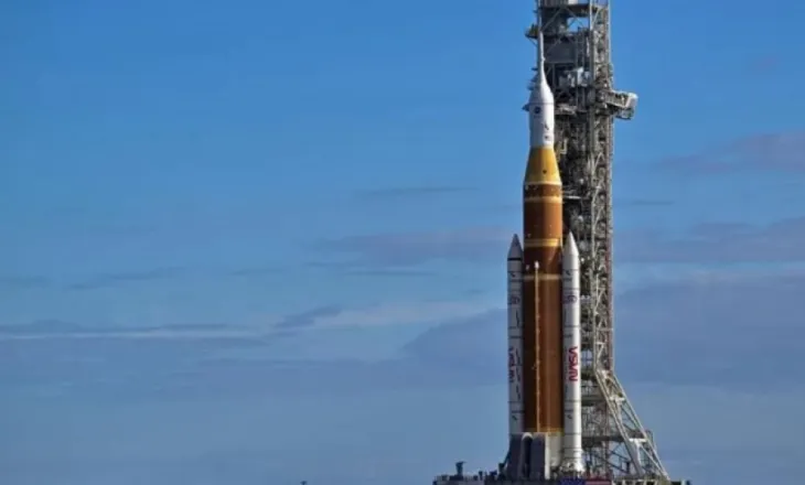 Raketa gjigante e NASA mbërrin në platformën e nisjes për misionin drejt Hënës