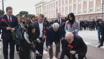 Rama dhe familjarët e viktimave të 21 janarit, homazhe në bulevard