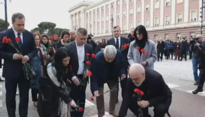 Rama dhe familjarët e viktimave të 21 janarit, homazhe në bulevard