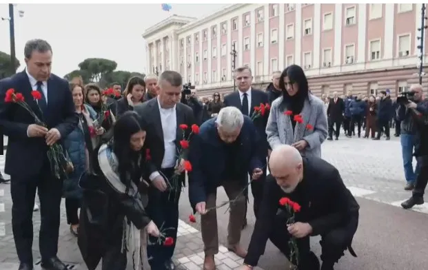 Rama dhe familjarët e viktimave të 21 janarit, homazhe në bulevard