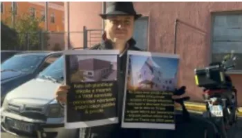 Rama ia fali Bollinos/ Malltezi në seancën e GJKKO proteston me fotot e pronës së lënë për gjimnaz