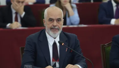 Rama mbledh deputetët në “Pallatin e Brigadave”, takimi me dyer të mbyllura, axhenda e plotë